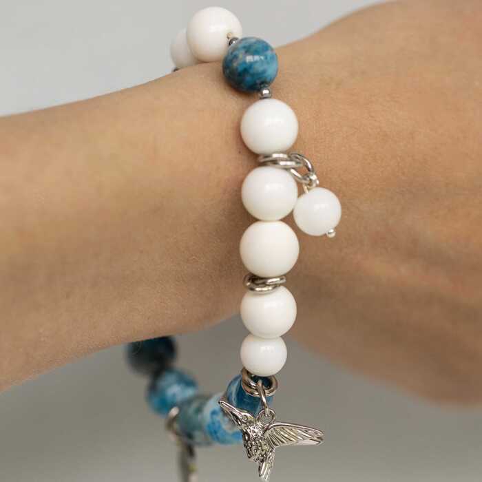 Колибри в синем апатите