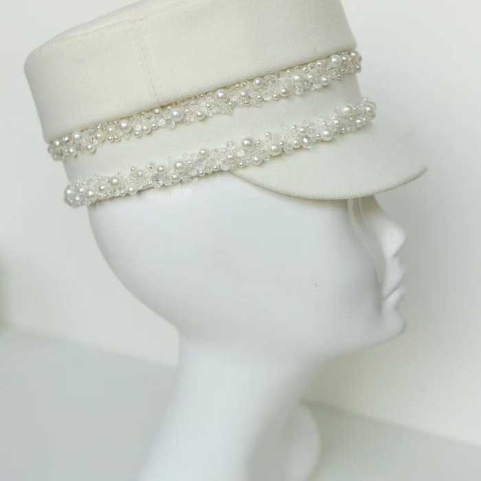 Картуз белый с жемчугом