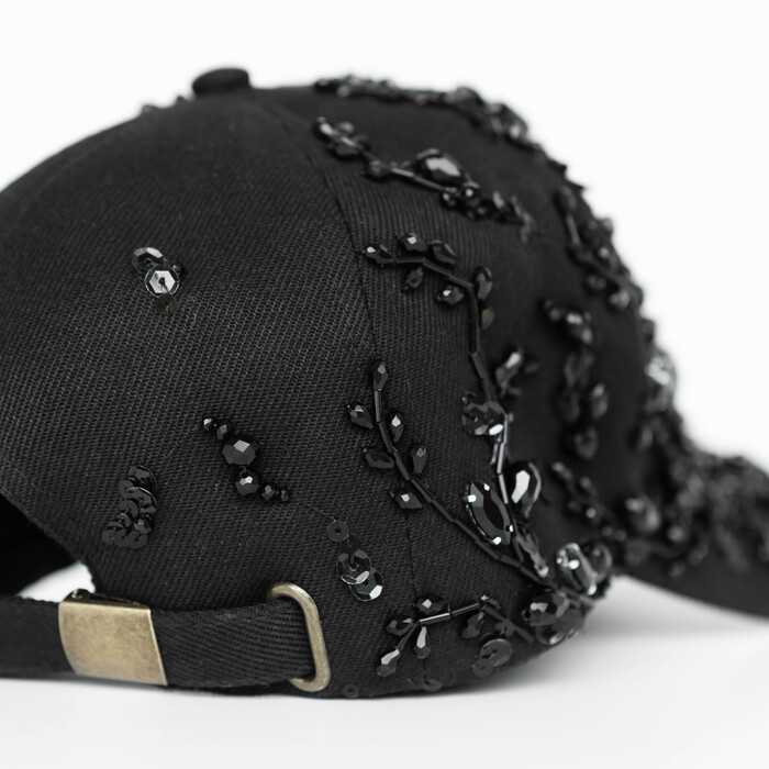 Кепка с массивной вышивкой 