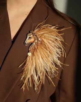 Лошадка Искра с гривой