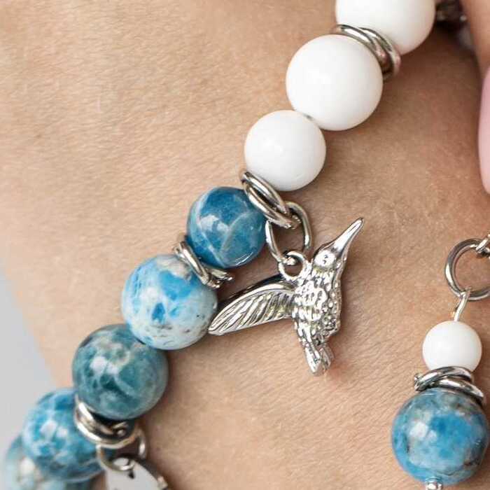 Колибри в синем апатите