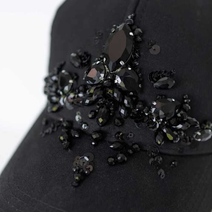 Кепка с симметричной вышивкой