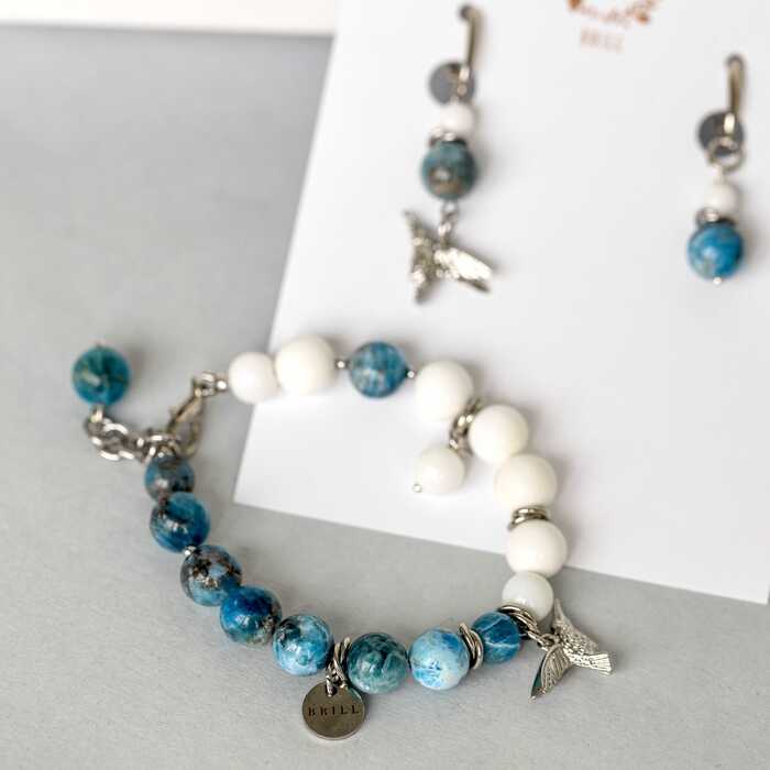 Колибри в синем апатите