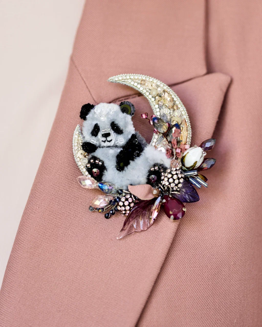 Панда на луне