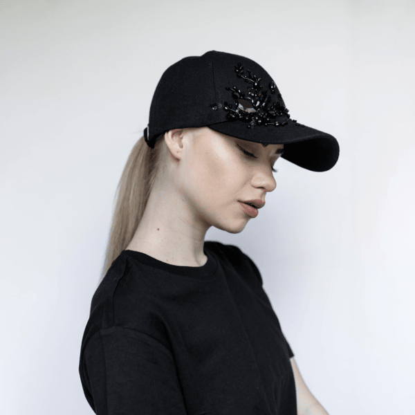 Кепка с вышивкой minimal