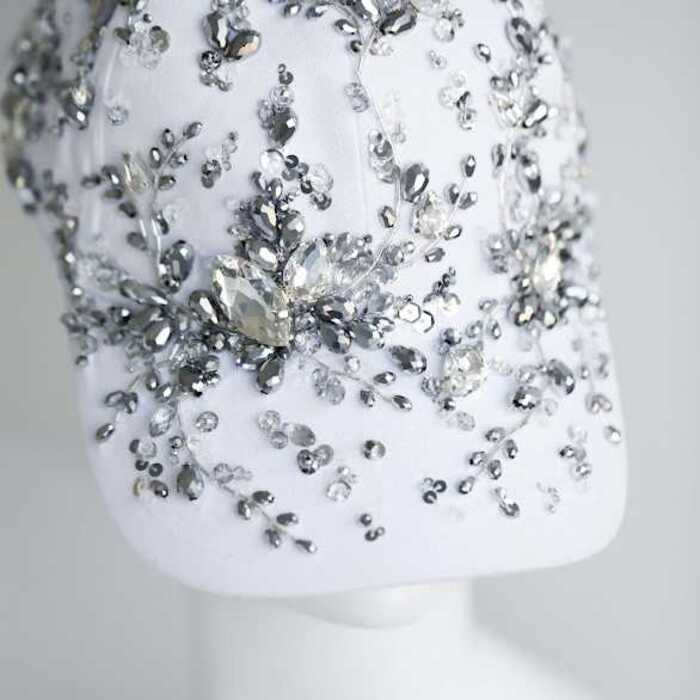 Кепка с массивной вышивкой 