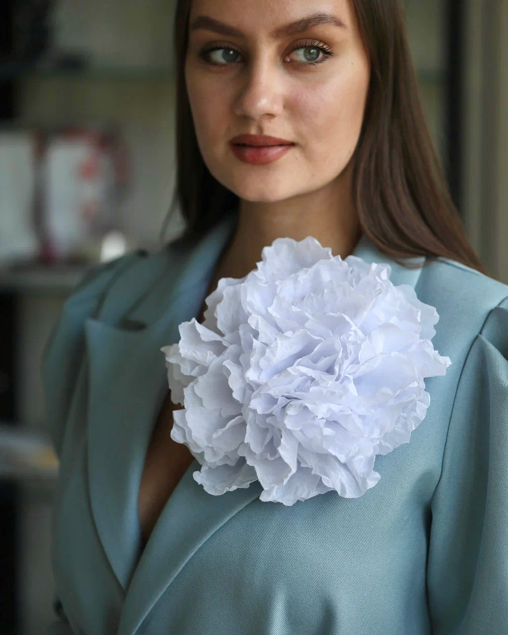 Большой цветок в белом цвете