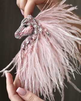 Лошадка Искра с гривой