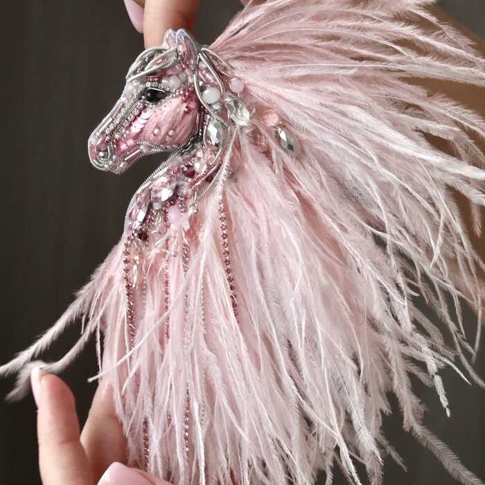 Лошадка Искра с гривой