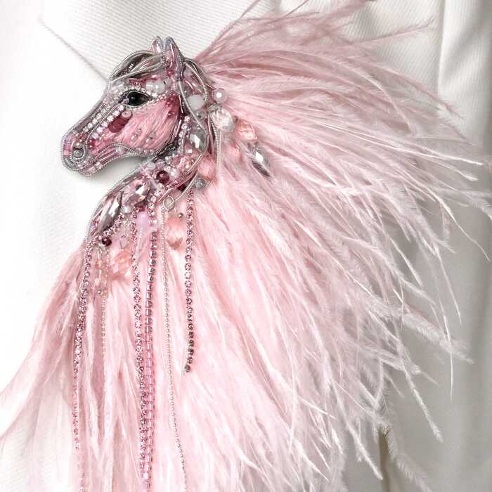 Лошадка Искра с гривой