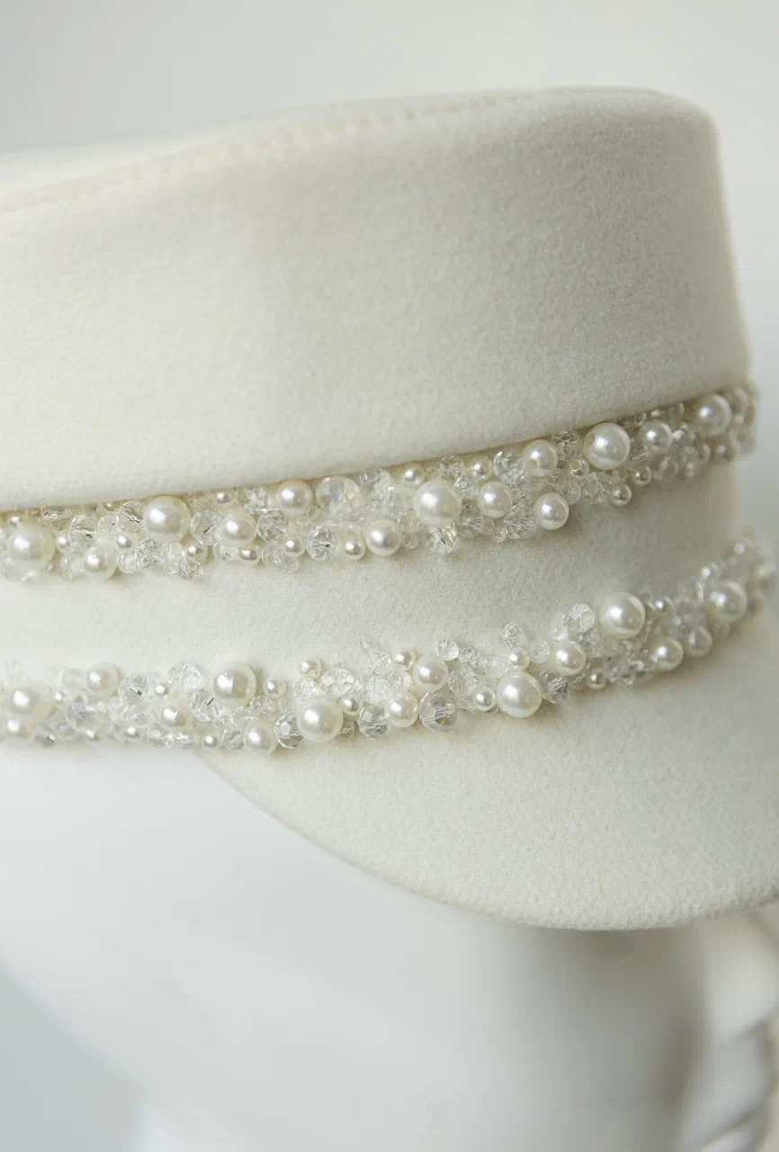 Картуз белый с жемчугом