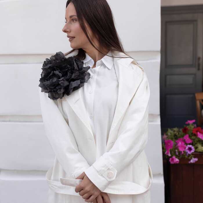 Большой цветок в черном цвете