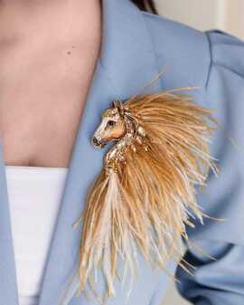 Лошадка Искра с гривой