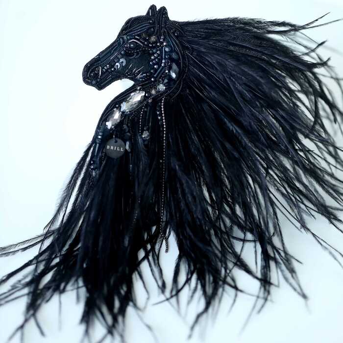 Лошадка Искра с гривой