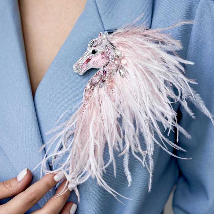 Лошадка Искра с гривой